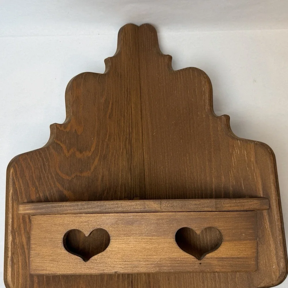 Vintage Wooden Corner Shelf Heart Cut Out Scalloped Edges 17